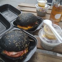 B-burgers XXL avec tranche de bacon et pain au charbon !! at Veganissim in Paris