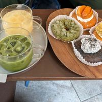 left side: tea (forgot what flavor), juju matcha
right, clockwise from top: peach and vanilla cream, apricot pistachio,  black sesame, matcha crumble at O.verte Donuts 오베흐트 도넛 in Seoul