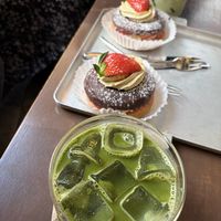 Matcha Latte mit Hafermilch und veganer Erdbeer-Pistazien Donut. Beides sehr lecker und absolut zu empfehlen !  at O.verte Donuts 오베흐트 도넛 in Seoul