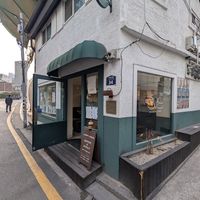 outside at O.verte Donuts 오베흐트 도넛 in Seoul