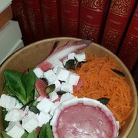 Bowl avec de la feta vegan et une sauce framboise-échalote at Poppynut in Saint-die-des-vosges