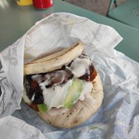 Un bao con tofu, palta, plátano frito y veganesa at Taoveg in Santiago