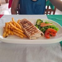Burrito, fourré aux légumes et sauce haricots rouges at Italian Carolina in Puerto Jimenez