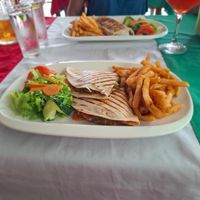 Quesadillas, aux légumes et sauce haricots rouges at Italian Carolina in Puerto Jimenez