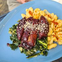 Cheesy (vegan) mac and ribs (portobello mushroom) at Vibes in Dorchester