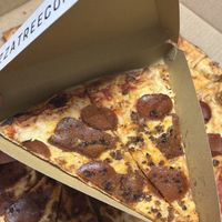 BE Hive Vegan Pepperoni and Garlic Chz!!! Sausage crumbles too!  #Veganuary at Pizza Tree in Columbia