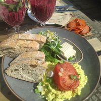 SCRAMBLED VEGG with vegan "salmon" (lax) at Mana Food - Moabit in Berlin