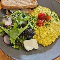 Scrambled Vegg (Rührtofu) mit Sauerteigbrot + Salatbeilage at Mana Food - Moabit in Berlin