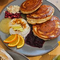 Pancakes mit Cashewcreme & Chai Sirup at Mana Food - Moabit in Berlin