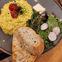 Vegg scramble with bread and salad at Mana Food - Moabit in Berlin