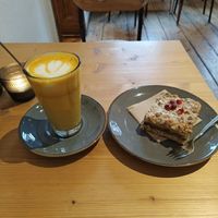 Turmeric latte & Rhabarberkuchen at Mana Food - Moabit in Berlin