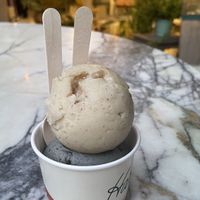 梨のフレーバーと、胡麻味噌のフレーバーを注文しました。 at Harlow Ice Cream in Tokyo