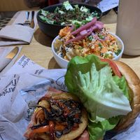 Burger Fiancé ,  petite frite de kimchi et salade Césars  #Veganuary at Burger Fiancé in Montreal
