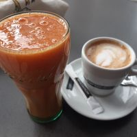 Café y zumo de frutas at Breads & Sweets in La Gomera
