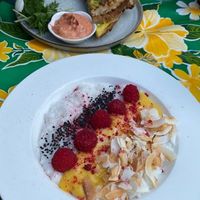 Tosti en rijstpudding-gerecht at Dagger Coffee in Utrecht