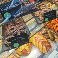 Eine große Auswahl an veganem Gebäck. at Bäckerei Wiens in Cologne