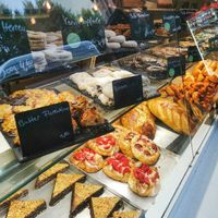 Eine große Auswahl an veganem Gebäck. at Bäckerei Wiens in Cologne
