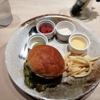Kleiner Burger mit wenigen Pommes, aber leckeren Saucen at Vegan Bistro Jangara in Tokyo