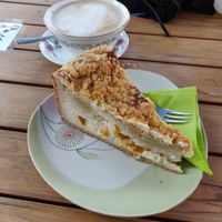 Mandarinen Quark Streusel Kuchen und Milchkaffee at Lilli's Kuchenwerkstatt in Saarbrucken