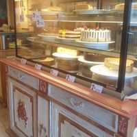 Alle Kuchen mit grünen Schildern sind vegan (mehr als die Hälfte der Auswahl at Lilli's Kuchenwerkstatt in Saarbrucken