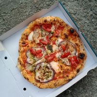 MELANZANA –
Tomate, mozzarella végétale, aubergines grillées, tomates cerises, pesto basilic at Marcus Pizze Amore in Paris