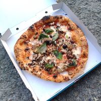 CONTADINA –
Tomate, mozzarella végétale, olives taggiasche délicieuses, champignons, artichauts, cébettes at Marcus Pizze Amore in Paris
