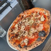 The "Umami" with fresh mushrooms, vegan mince, and vegan mozzarella at Marcus Pizze Amore in Paris