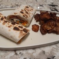 Vegan wrap with rustic potatos at Hoy Te Quiero in Montevideo