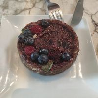 Raw vegan berry tart at Hoy Te Quiero in Montevideo