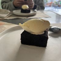 Tarta de cerveza negra con helado de vainilla  at Mur Marxinal in Ourense