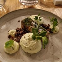 Paddestoelenterrine met peterselie-bieslook mousse en zwarte knoflook crumb at Kasvio in Utrecht