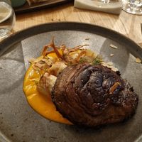 Gegrilde portobello met knolselderijrolletjes met gefermenteerde tofu en tomaat-puntpaprika salsa en pastinaakchips at Kasvio in Utrecht