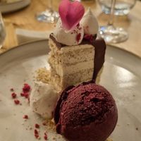 Hazelnootpralinetaartje met bosbessen-tijm ijs en kardemommousse at Kasvio in Utrecht