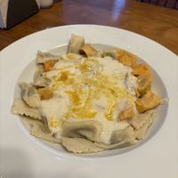 Mélange de mantı aux légumes et aux champignons. Vous avez ceux aux pommes de terre et aussi aux épinards dans le menu.   at Mira Mantı in Istanbul