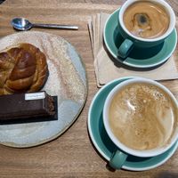 Kaneelbroodje en chocoladetaart at Land & Monkeys - Pernety in Paris