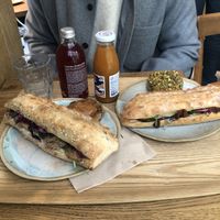 Sandwich fermier et sandwich Méditerranéen avec un monkey cookie et un chimp cookie.   at Land & Monkeys - Pernety in Paris