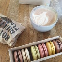 Macarons, babka dans le sachet et chocolat chaud sur place at Land & Monkeys - Pernety in Paris