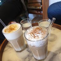 Crème Brûlée Latte und Pumpkin Spice Latte (beides mit Hafermilch) at Coffea in Berlin