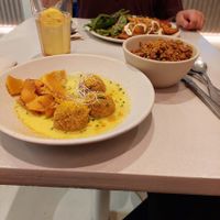 Albóndigas al curry con boniato y arroz at Chia Restaurante in Madrid