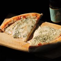 la pizza es una de las cosas más ricas que podés encontrar, totalmente vegana y casera❤️ at AMUR in Rosario