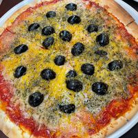 Pizza olives vegana at El Drac al Cau del Llop in Girona