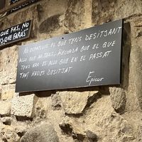 Frases filosóficas  at El Drac al Cau del Llop in Girona