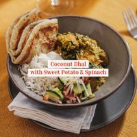 Romige, vegan en glutenvrije dhal met zoete aardappel en spinazie. Een gezonde, voedzame maaltijd, kant-en-klaar in 10 minuten. at Solid Stash in Kortrijk