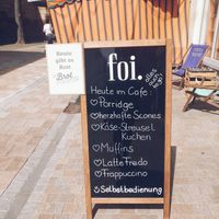 The sign in front of the shop at Foi Feines Unverpackt in Neustadt
