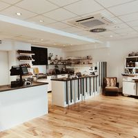 Cash point and counter with cakes at Foi Feines Unverpackt in Neustadt