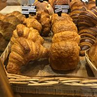 Croissants et pains au chocolat véganes😄 at Les Frères Blavette in Paris