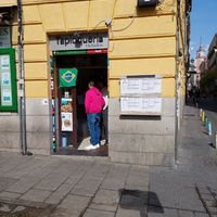 Exterior with customer in a pink hoodie at Tapioqueria in Madrid
