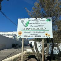 Von Mittwoch bis Freitag geöffnet: Reservierung unter angegebener Telefonnummer  at El Invernadero in Fuerteventura