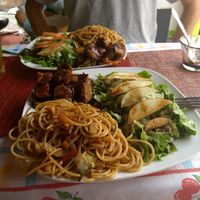 Chinese noodles with sauteed veggies and soy, side salad at HARI in Cuernavaca