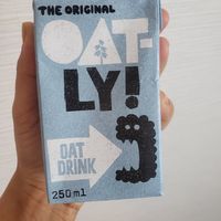They have oatly oatmilk, oatly cacao drink and a vegan capucchino drink at Natural Lawson - Shinjuku West in Tokyo